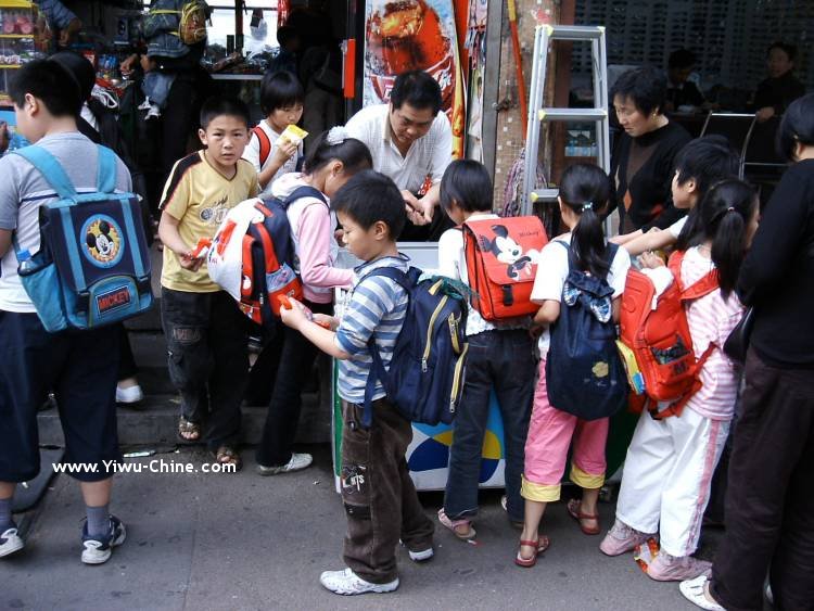 Yiwu Sortie d'école chez le marchand de glaces